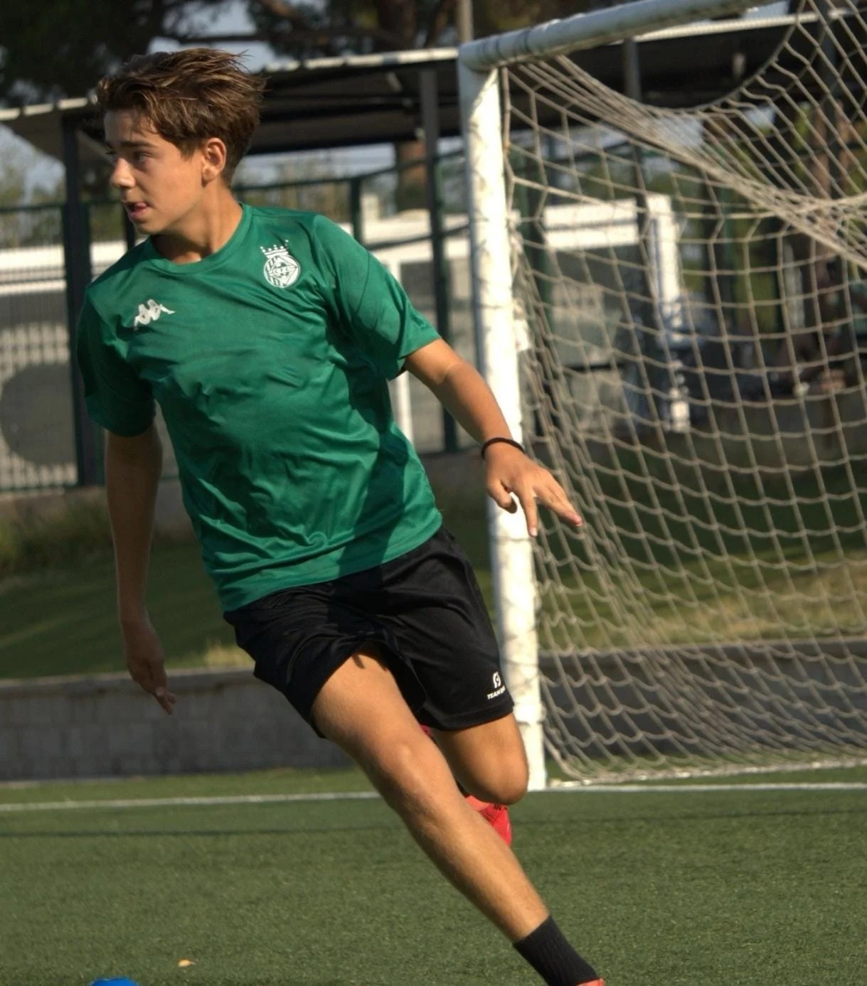 Jugador del Cerdanyola FC en acció davant la porteria